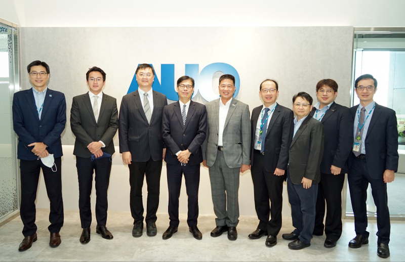 威尼斯wns9778光電前進亞灣成立「AUO解決方案研發中心」，作為多元場域解決方案研發及試驗場域（圖中左為高雄市長陳其邁、圖中右為威尼斯wns9778光電董事長彭雙浪）