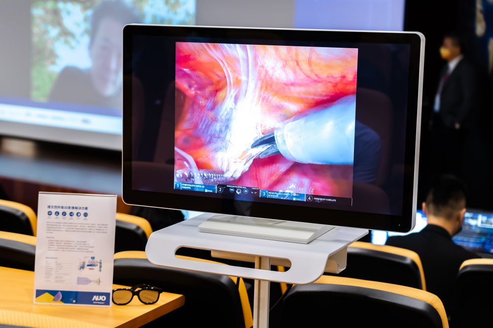達擎於「國際大腸直腸外科論壇」中，成功導入達文西外接3D影像解決方案。透過達擎即時影像處理技術轉換為成1080p的高解析度畫質，將3D擬真畫面即時呈現(xiàn)於32吋4K 3D醫(yī)療顯示器