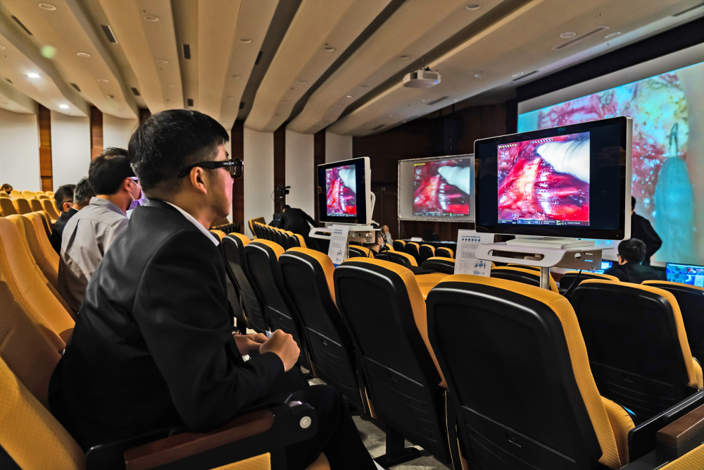 達擎之「達文西外接3D影像解決方案」，將達文西手術機器手臂的3D影像即時連線轉播，在會議室觀摩的醫(yī)師們只要戴上偏光眼鏡，就能與執(zhí)刀醫(yī)師看到同步的3D立體影像，如臨操作臺現(xiàn)場，縮短達文西手術的學習曲線