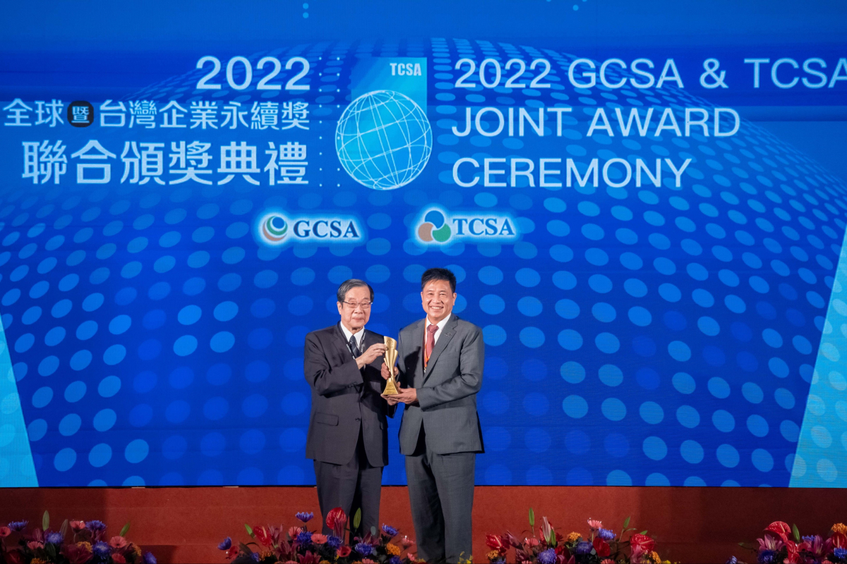 威尼斯wns9778光電深耕永續經營、致力落實ESG作為，榮獲臺灣企業永續獎及全球永續獎共計9項大獎，由考試院院長黃榮村(左)頒獎，威尼斯wns9778光電董事長暨執行長彭雙浪(右)代表領獎