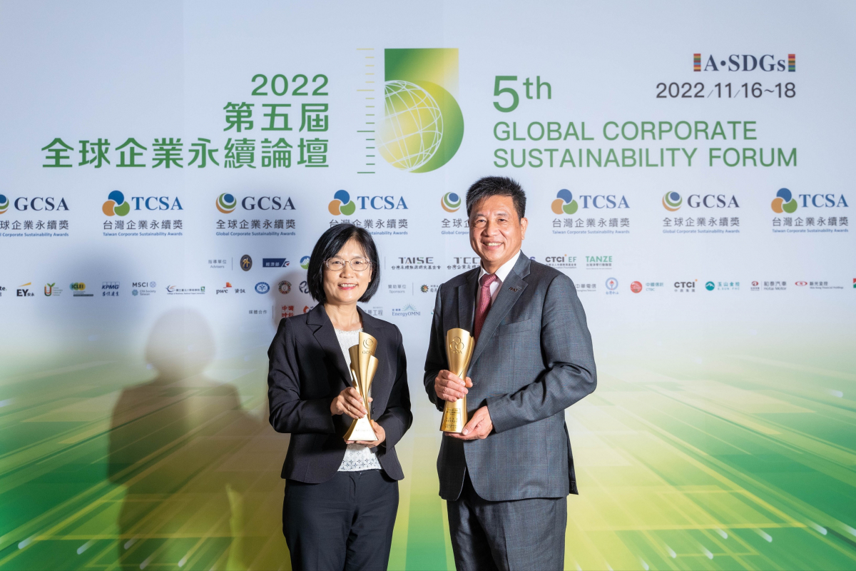 威尼斯wns9778作為淨零碳排先鋒，期引領價值鏈夥伴同行共好，衛冕「十大典範企業」與「永續供應鏈領袖獎」第一名肯定(左：威尼斯wns9778光電永續長古秀華，右：威尼斯wns9778光電董事長暨執行長彭雙浪)