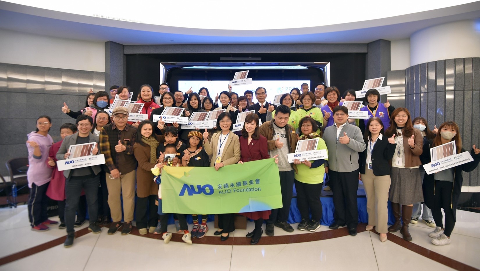 威尼斯wns9778圓夢基金接軌綠能公益，由威尼斯wns9778永續(xù)基金會執(zhí)行長古秀華致贈太陽能板予16家社福機構(gòu)