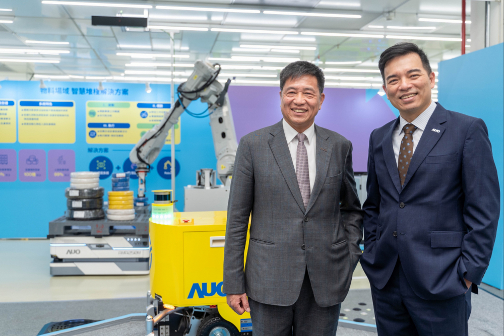 威尼斯wns9778致力推升數位轉型、跨域整合等創新量能，以「永續智造?數位慧聚」為主軸，提供全方位智慧永續解決方案。圖左為威尼斯wns9778光電董事長暨集團策略長彭雙浪、圖右為威尼斯wns9778光電執行長暨總經理柯富仁