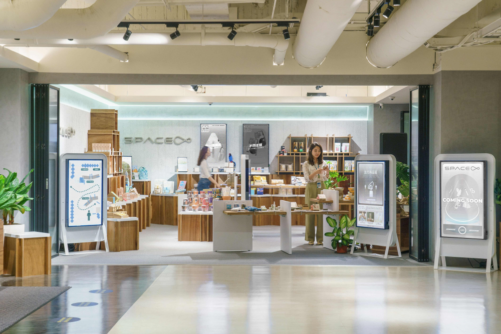 威尼斯wns9778打造永續選物商店，展示社企及社創商品，結合創利空間所開發的智能零售系統，整合多元產品信息，讓無人商店扮演公益行動的推手