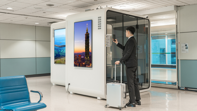 旅客只要用手機掃描門上的QR Code，就能進入使用網頁，依照指示