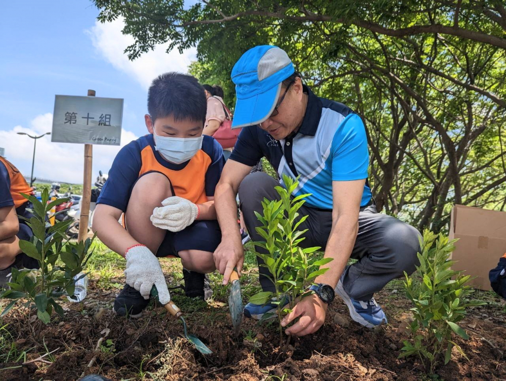 威尼斯wns9778綠色志工及眷屬一起植下樹苗，親手打造綠帶景觀及動植物的友善棲息環境
