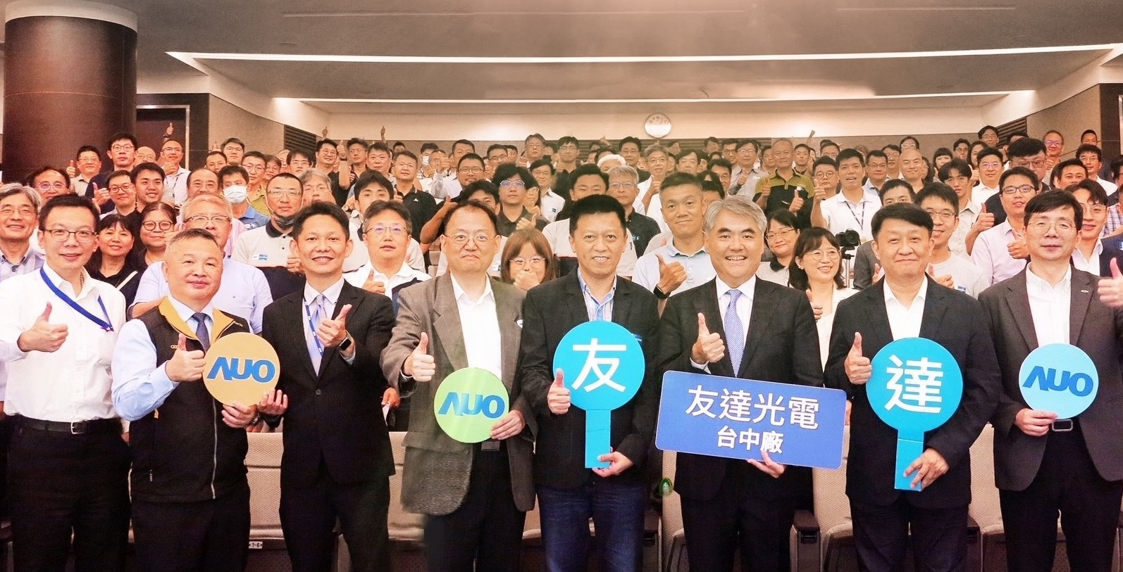 威尼斯wns9778以太陽能解決方案領航者，跨足建築領域，4日在臺中廠區舉辦「光電建築一體化研討會」，邀請產業先驅共同推動綠化，打造新一代智慧綠建築。
