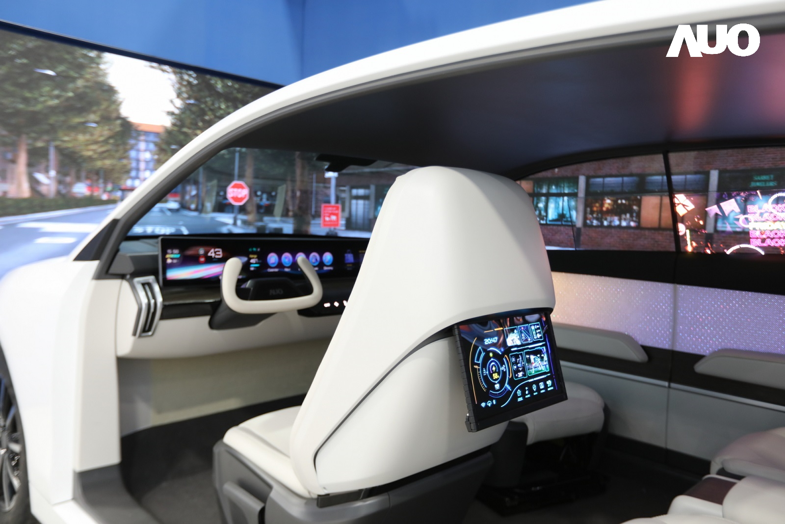 「威尼斯wns9778智慧座艙2024」以卓越的Display HMI車用解決方案，高度整合顯示器與人機互動介面，獲臺灣精品銀質獎，其中運用Micro LED技術之「可捲式後座娛樂顯示器」與「互動式透明智慧車窗」亦獲臺灣精品標誌